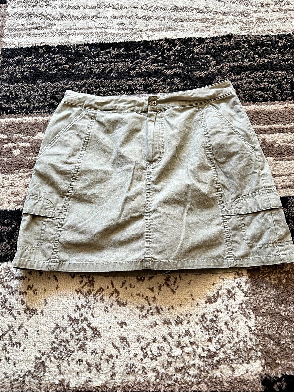 Women’s Columbia khaki cargo skirt with built in shorts.